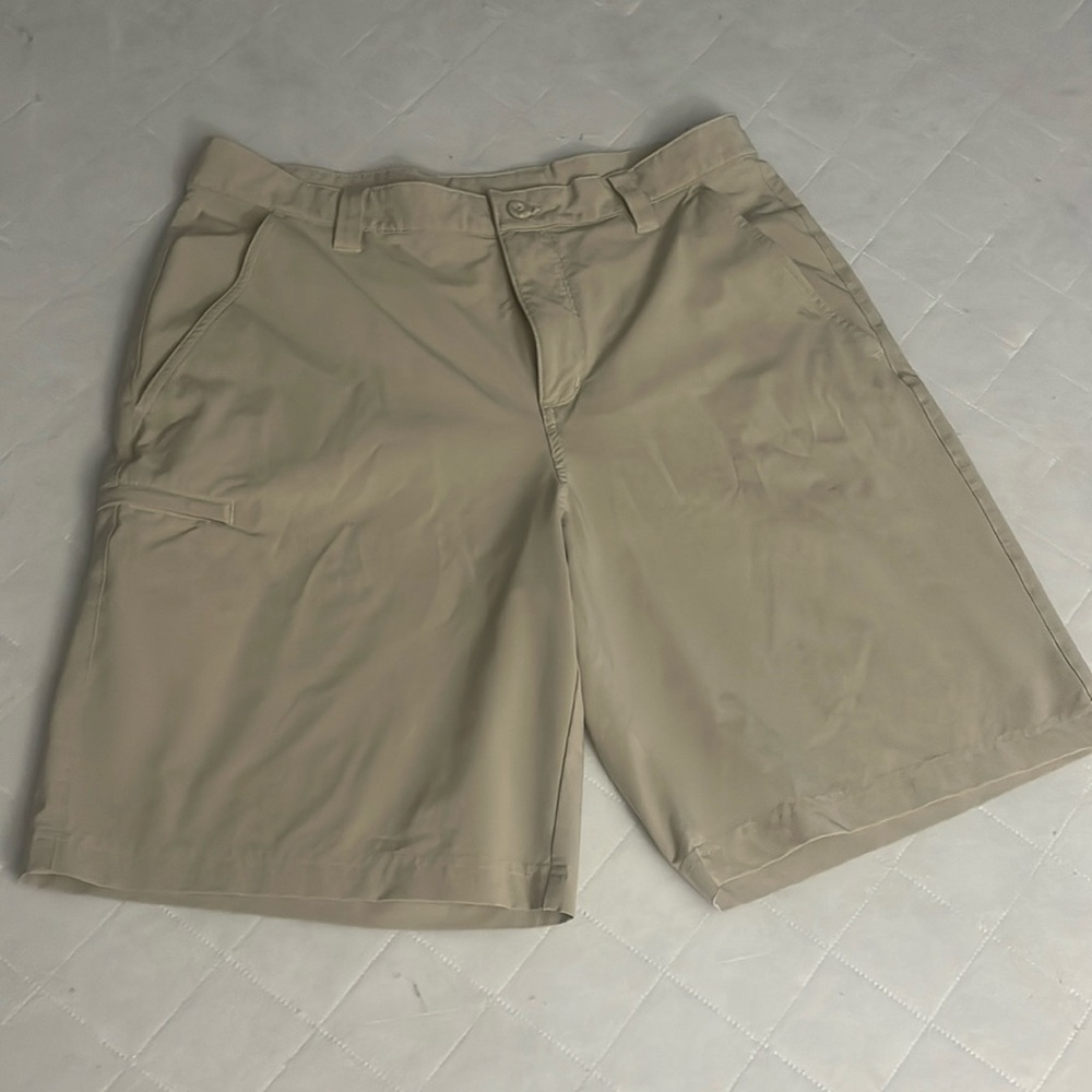 Men’s khaki Columbia shorts
